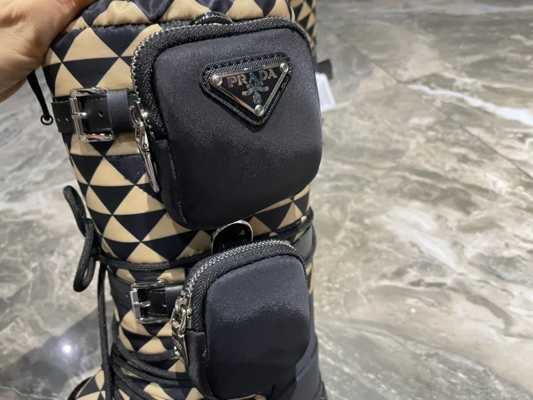 👟👟Ex-factory price 880👟👟 The highest version on the market, Prada's king style, snow boots, ski boots, fat and cute, so cute →_→ From the Prada limited series, unique. Shiny nylon Oblique upper with criss-cross straps for an ideal fit. The boots are made of technical fabric and have a short-cut version. They can be worn in the city or in the mountains. They make the calves slimmer, taller, warmer and have a concave shape. The boots and soles use the original waterproof effect. The size is 35-40. 41Customized